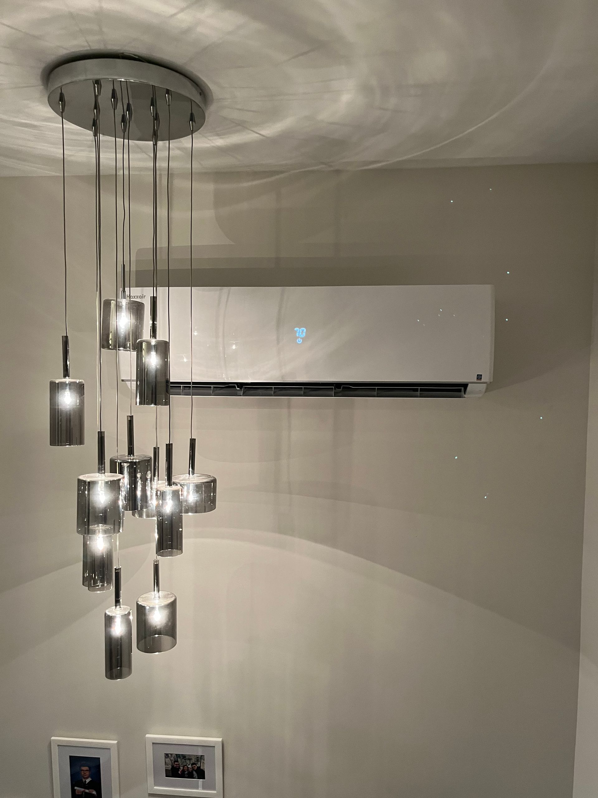 Un lustre est suspendu au plafond d'une pièce