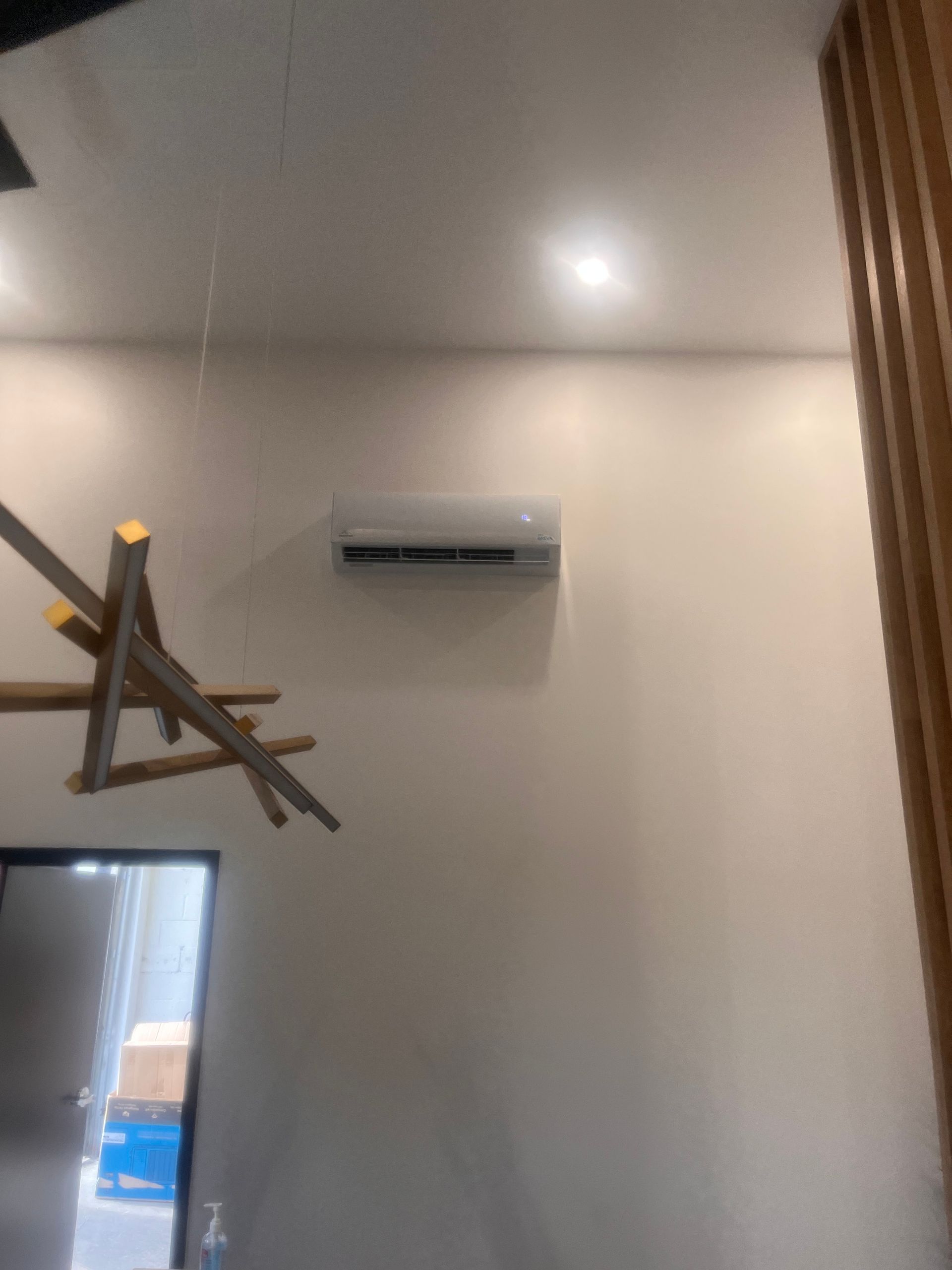 Une pièce avec un ventilateur de plafond et une échelle suspendue au plafond.