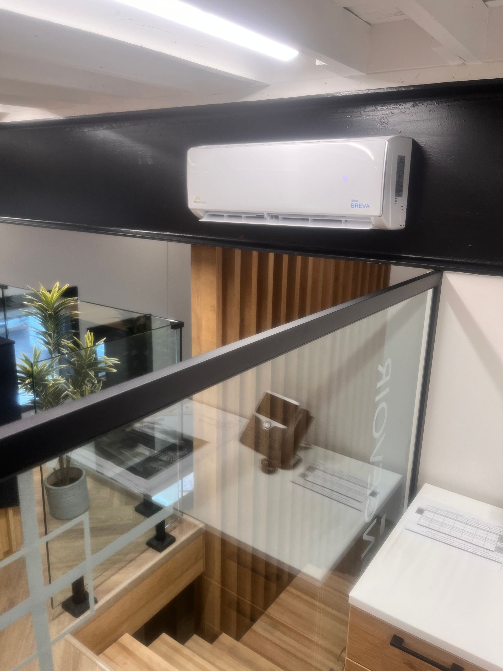 Un climatiseur est suspendu au plafond au-dessus d'un escalier