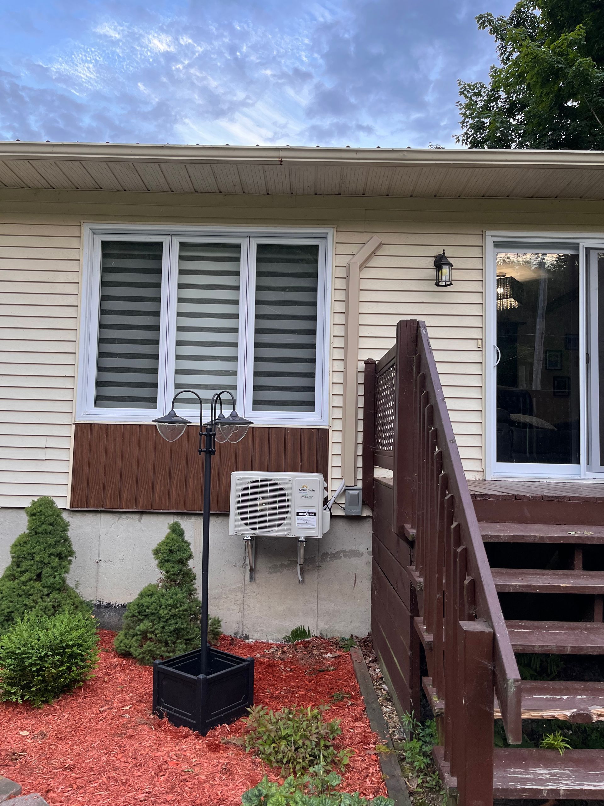 La façade d'une maison avec des escaliers qui y mènent.