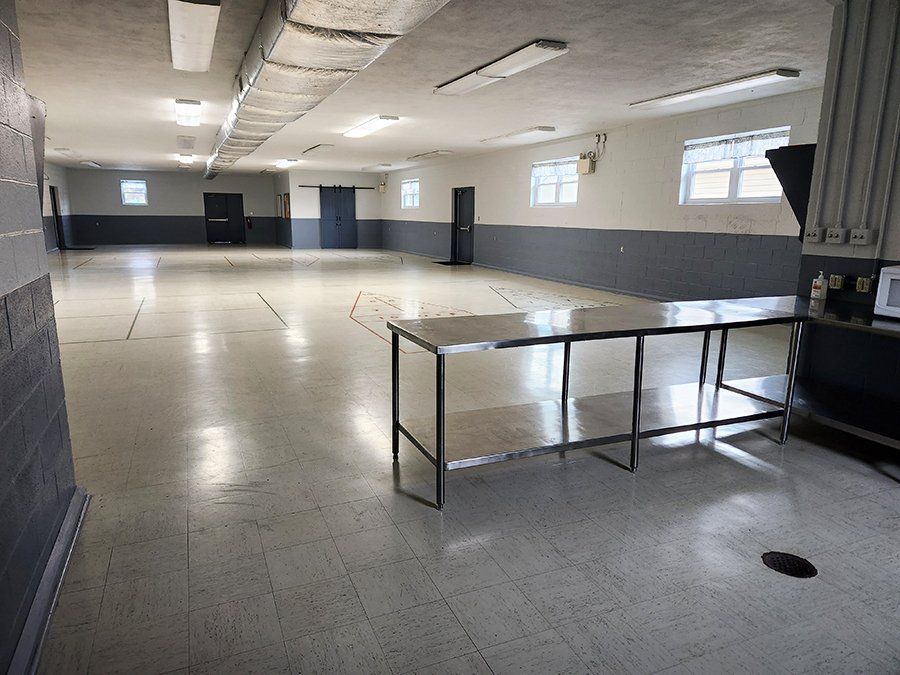 A large empty room with a table in the middle