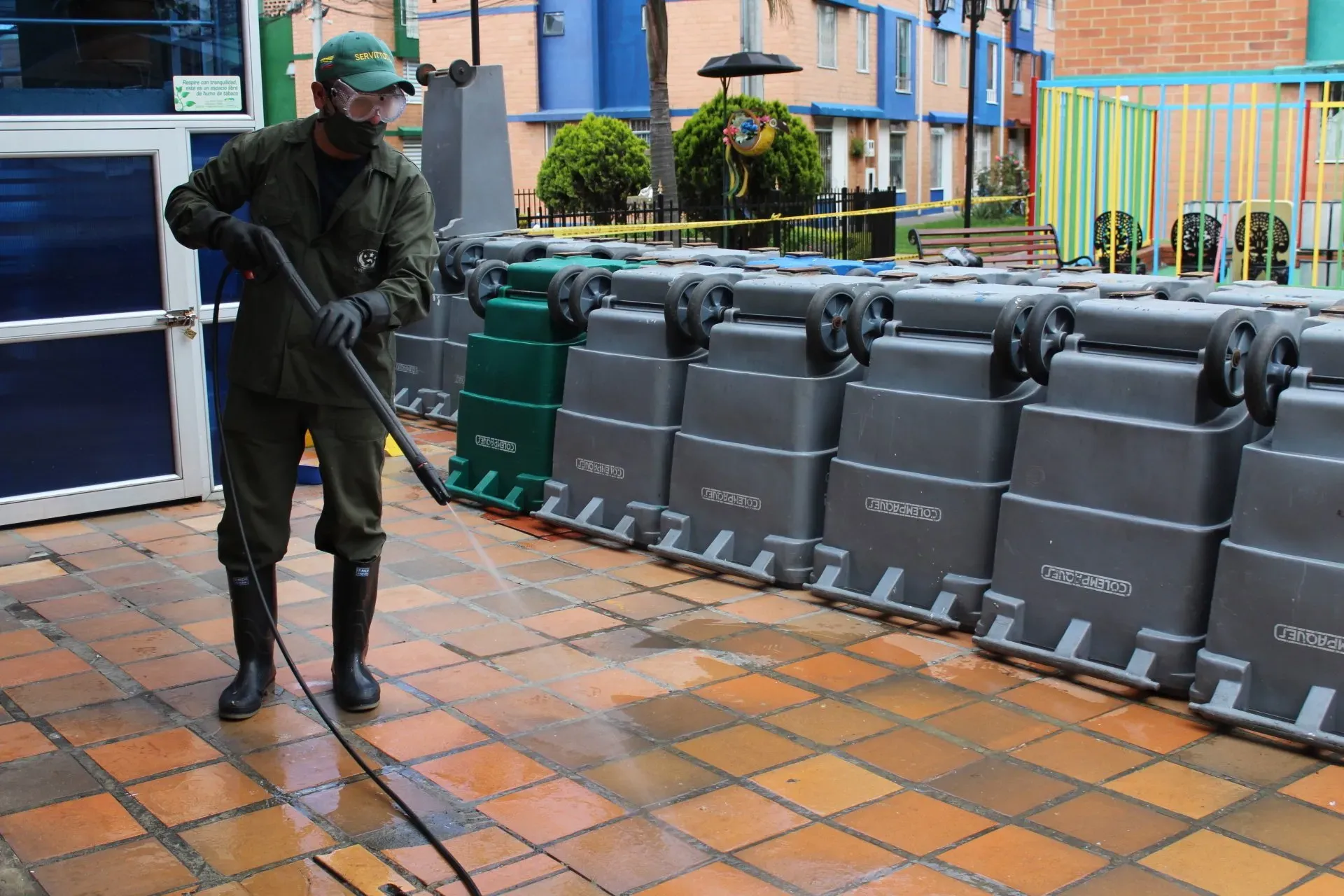 SERVITTOTAL SAS - multiservicios  de servicios de aseo, limpieza, toderos, porteros y conserjes en Bogotá.