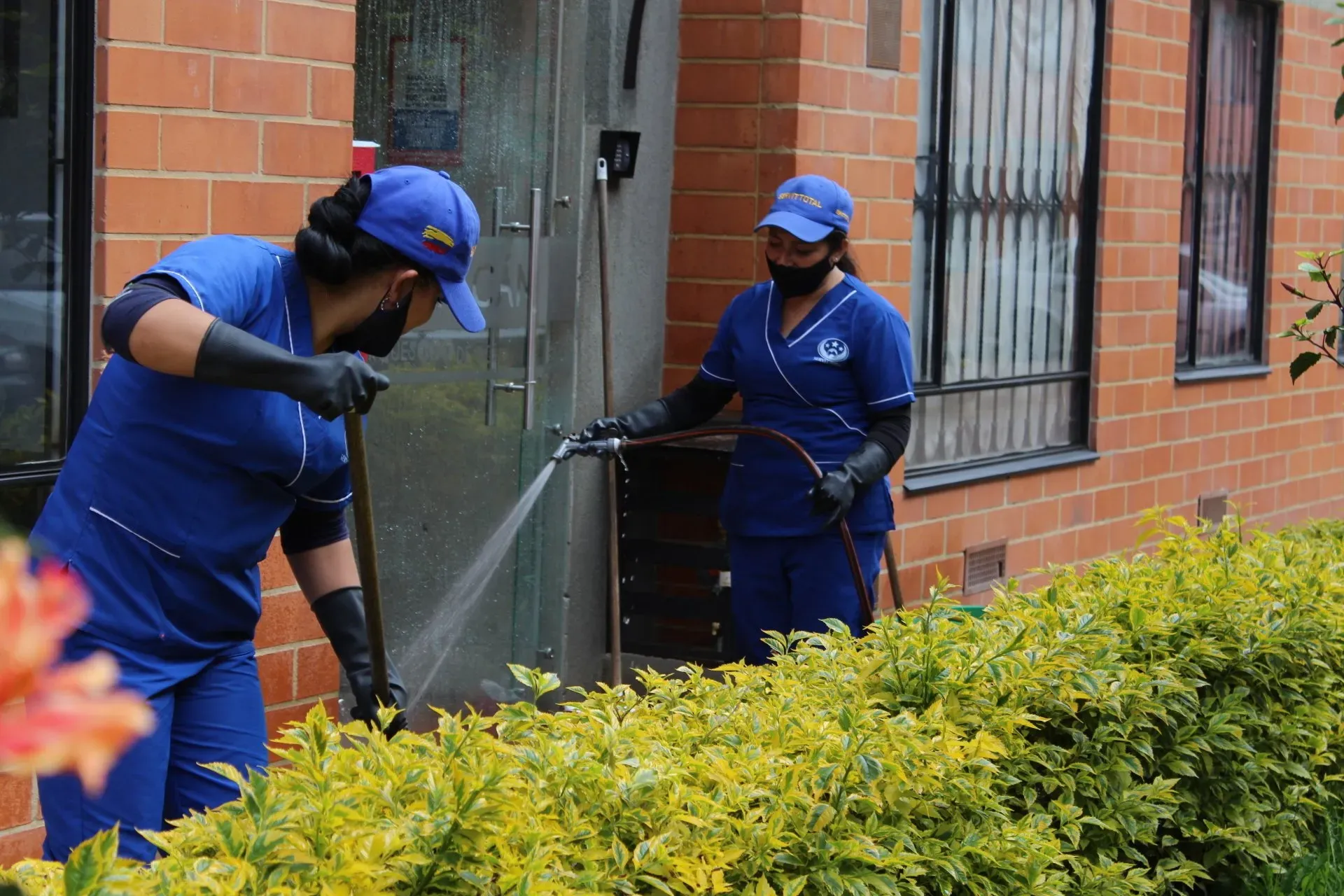 SERVITTOTAL SAS - servicios de aseo, limpieza, toderos, porteros y conserjes en Bogotá.