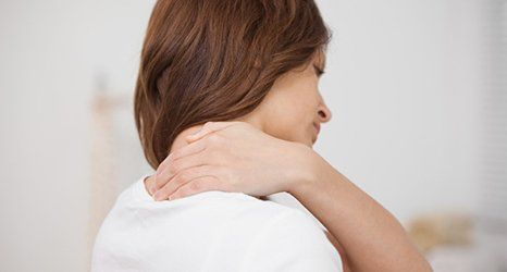 woman with neck pain 