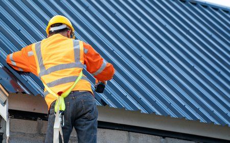 Hacer mantenimiento de tejado en comunidad de vecinos en Madrid