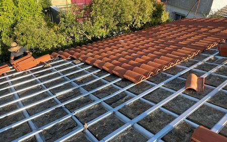 rehabilitar tejado antiguo con panel de sándwich y revestimiento de tejas en Alcorcón
