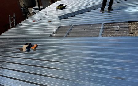 reparar filtración de agua en tejado de chapa en nave industrial de Alcorcón, Madrid
