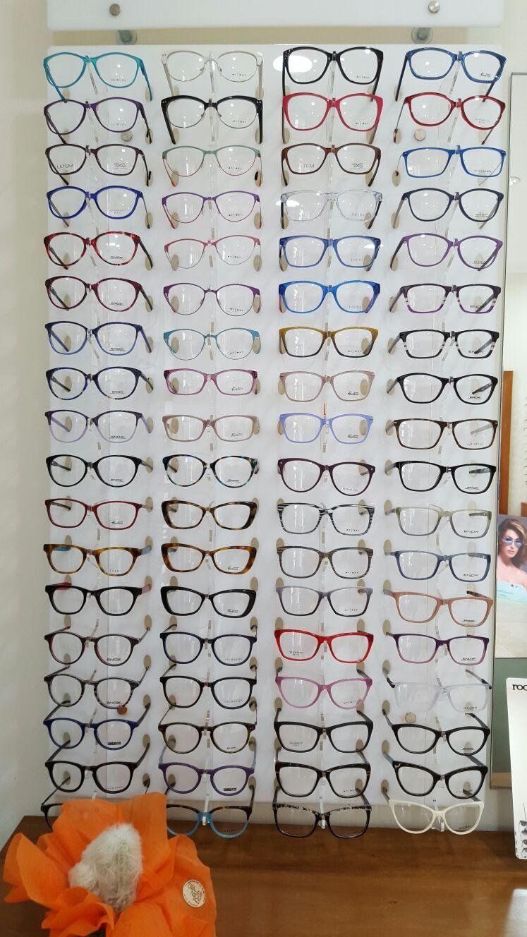 occhiali da vista in esposizione