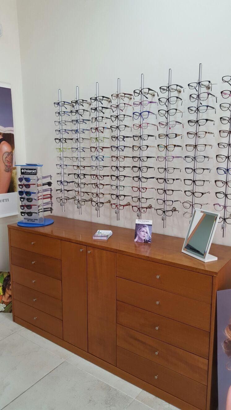 interno di un negozio di ottica