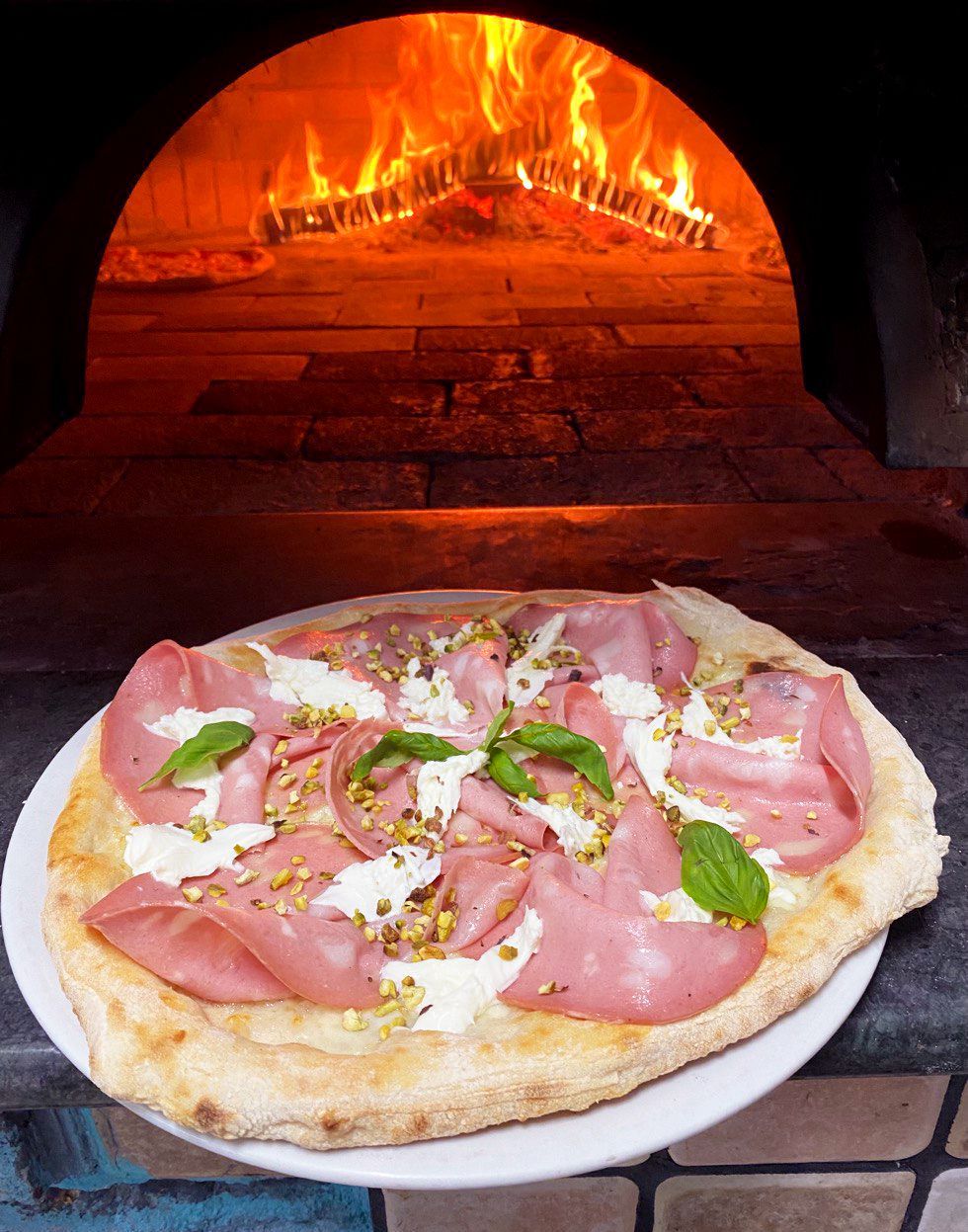 Pizza mortadella e granella pistacchio