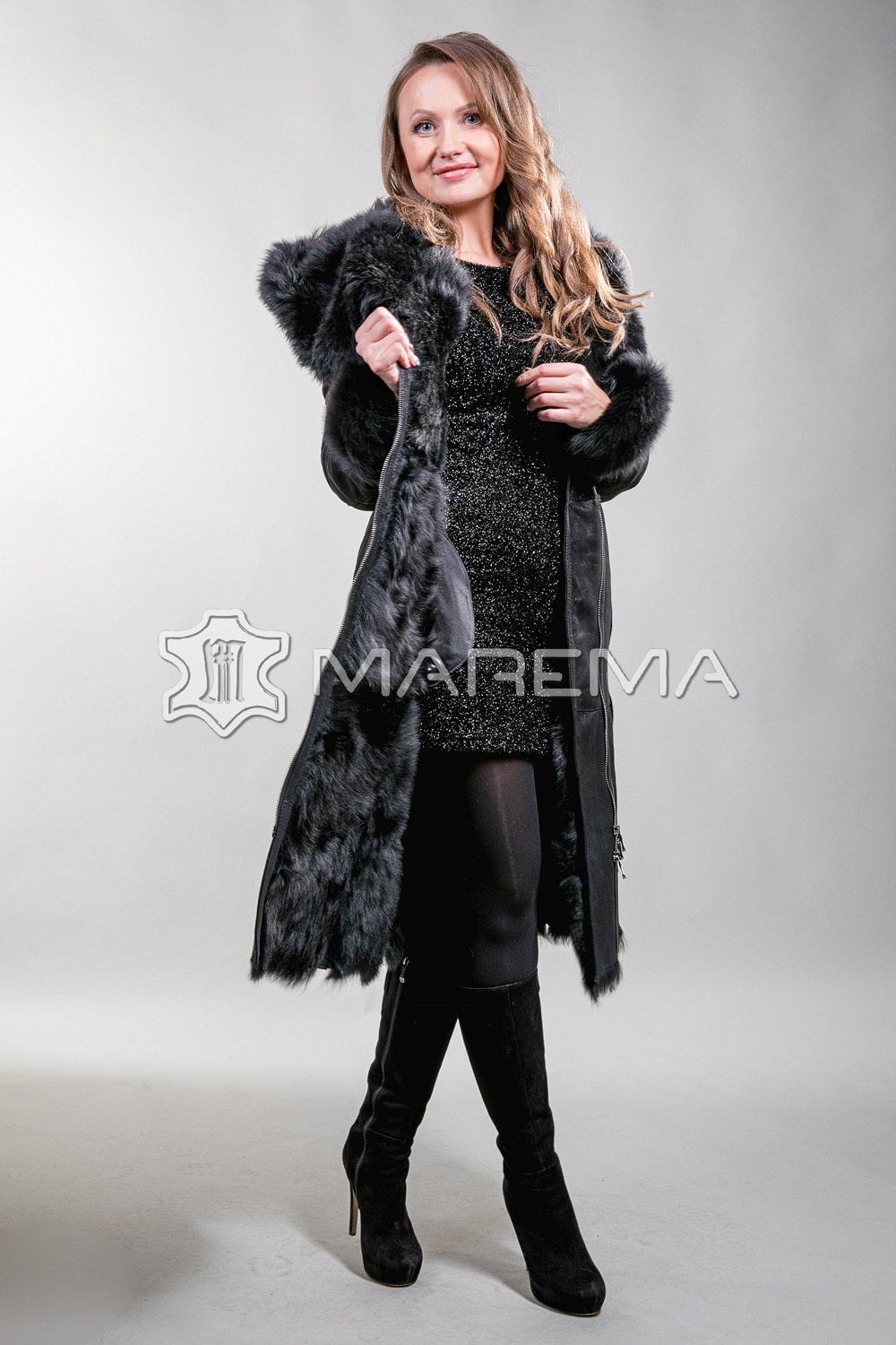 Женщина в кожаной одежде