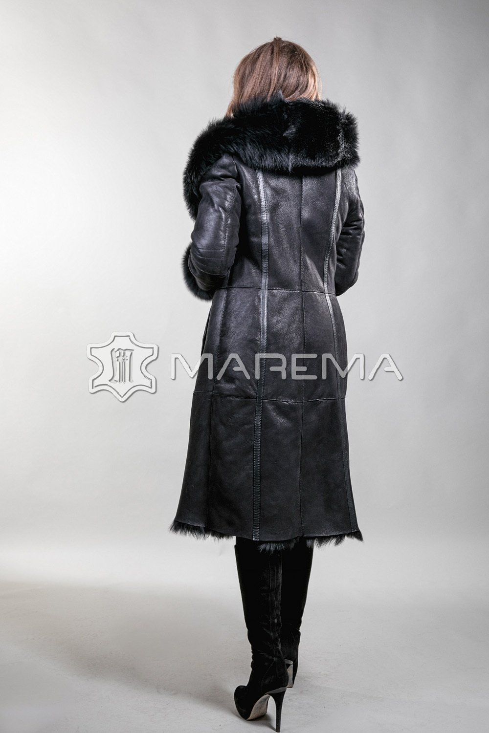 Женщина в кожаной одежде dėvinti odinį drabužį