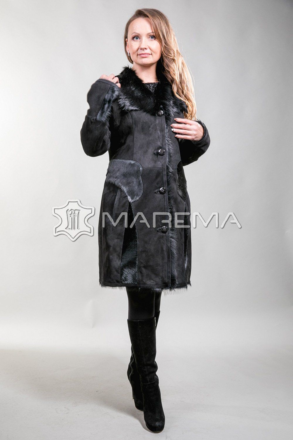 Женщина в кожаной одежде