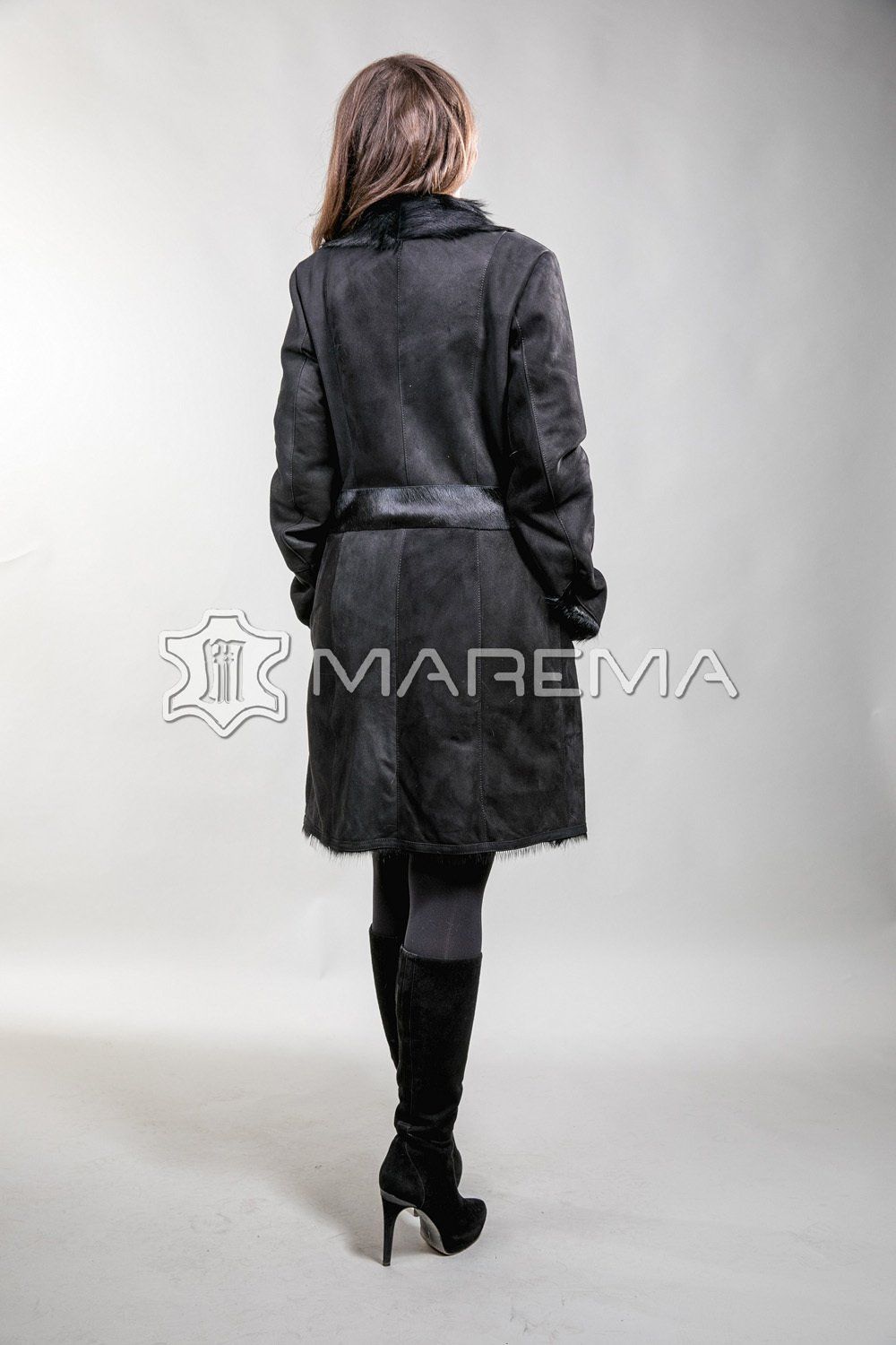 Женщина в кожаной одежде