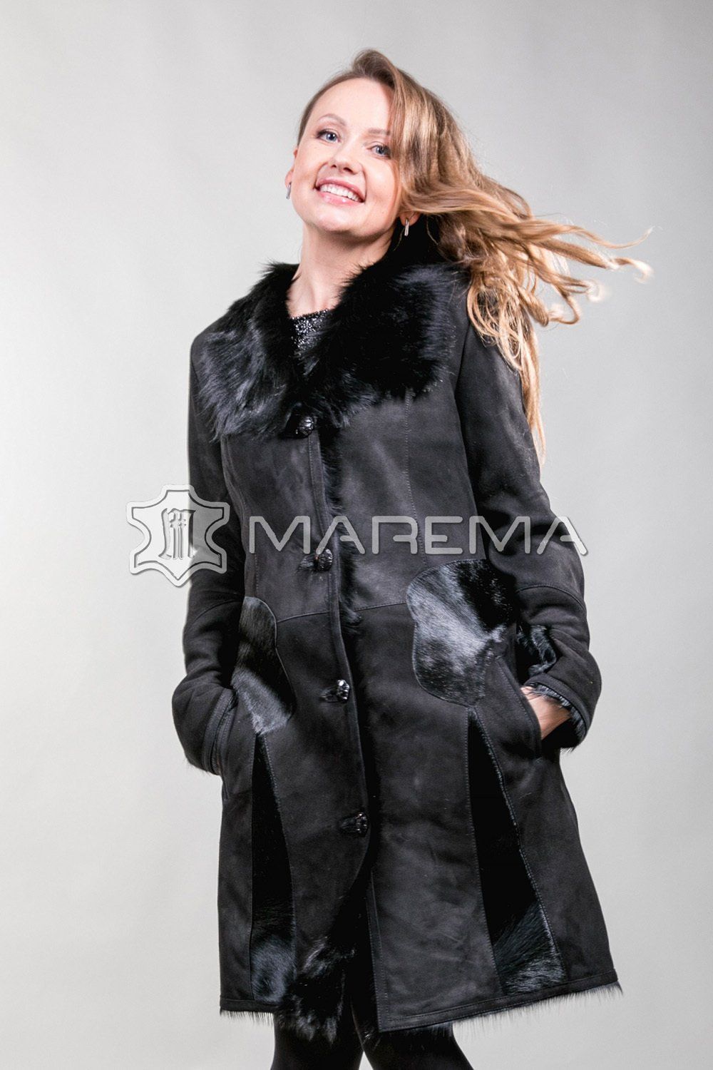 Женщина в кожаной одежде