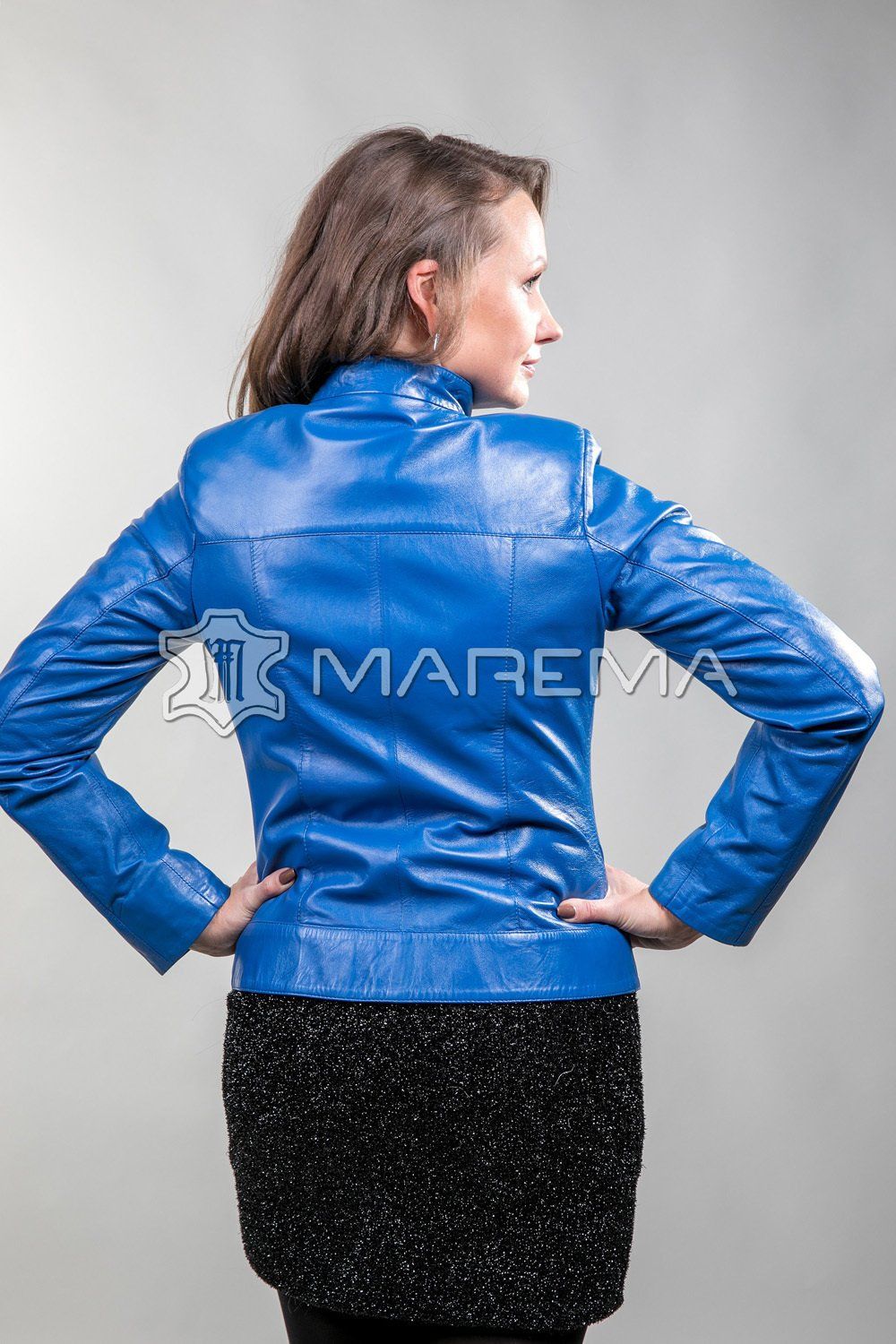 Женщина в кожаной одежде