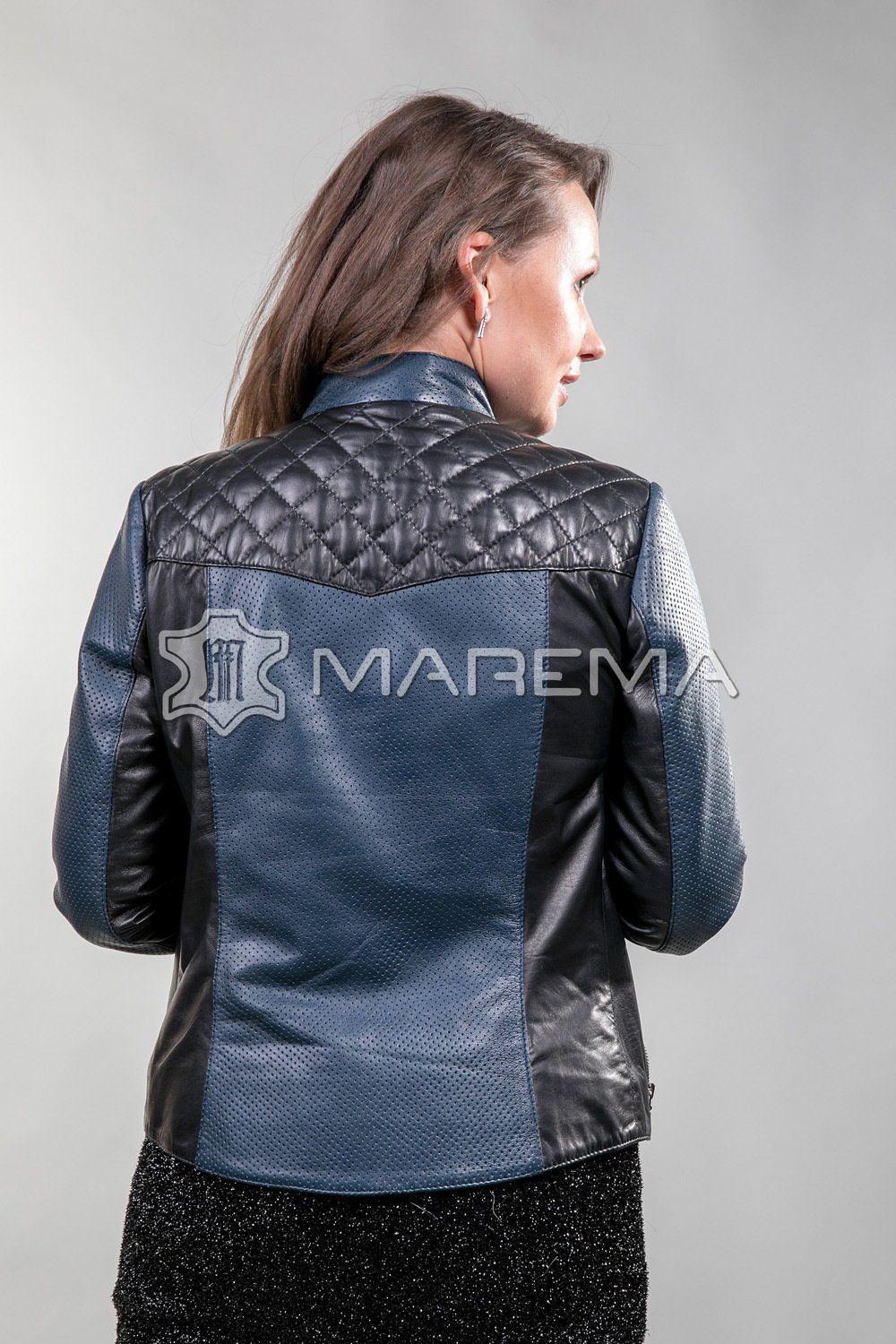 Женщина в кожаной одежде