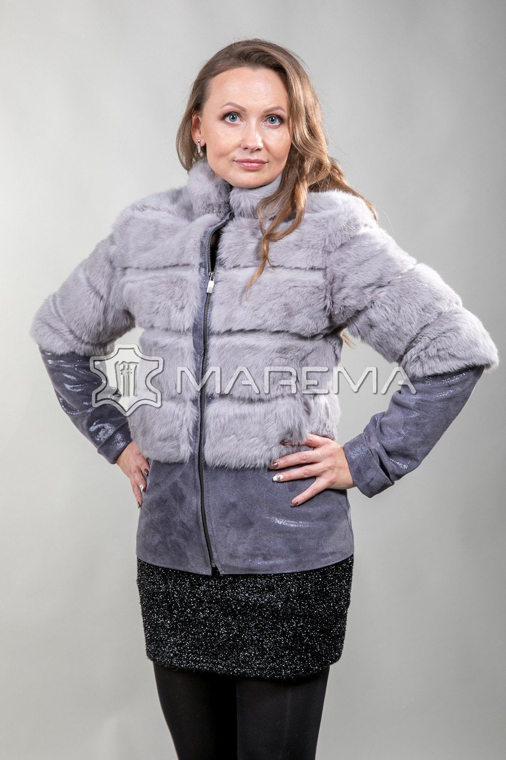 Женщина в кожаной одежде