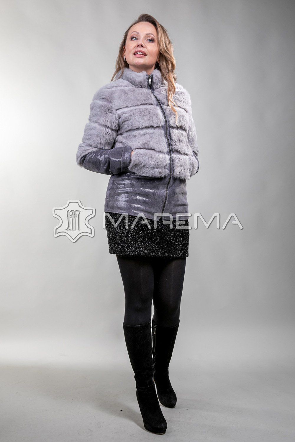 Женщина в кожаной одежде