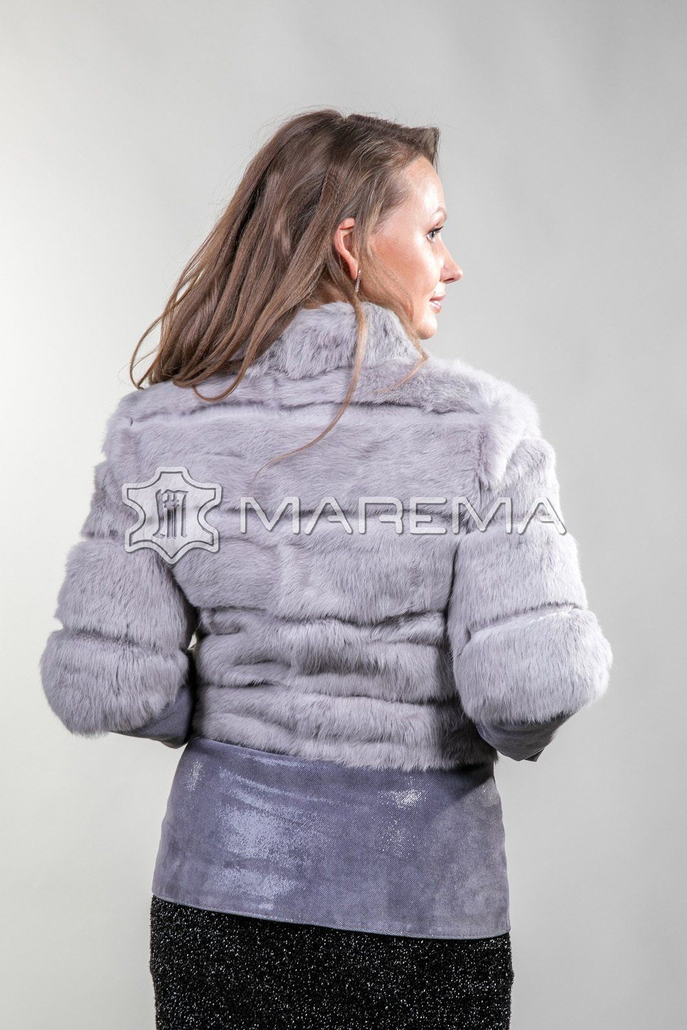 Женщина в кожаной одежде