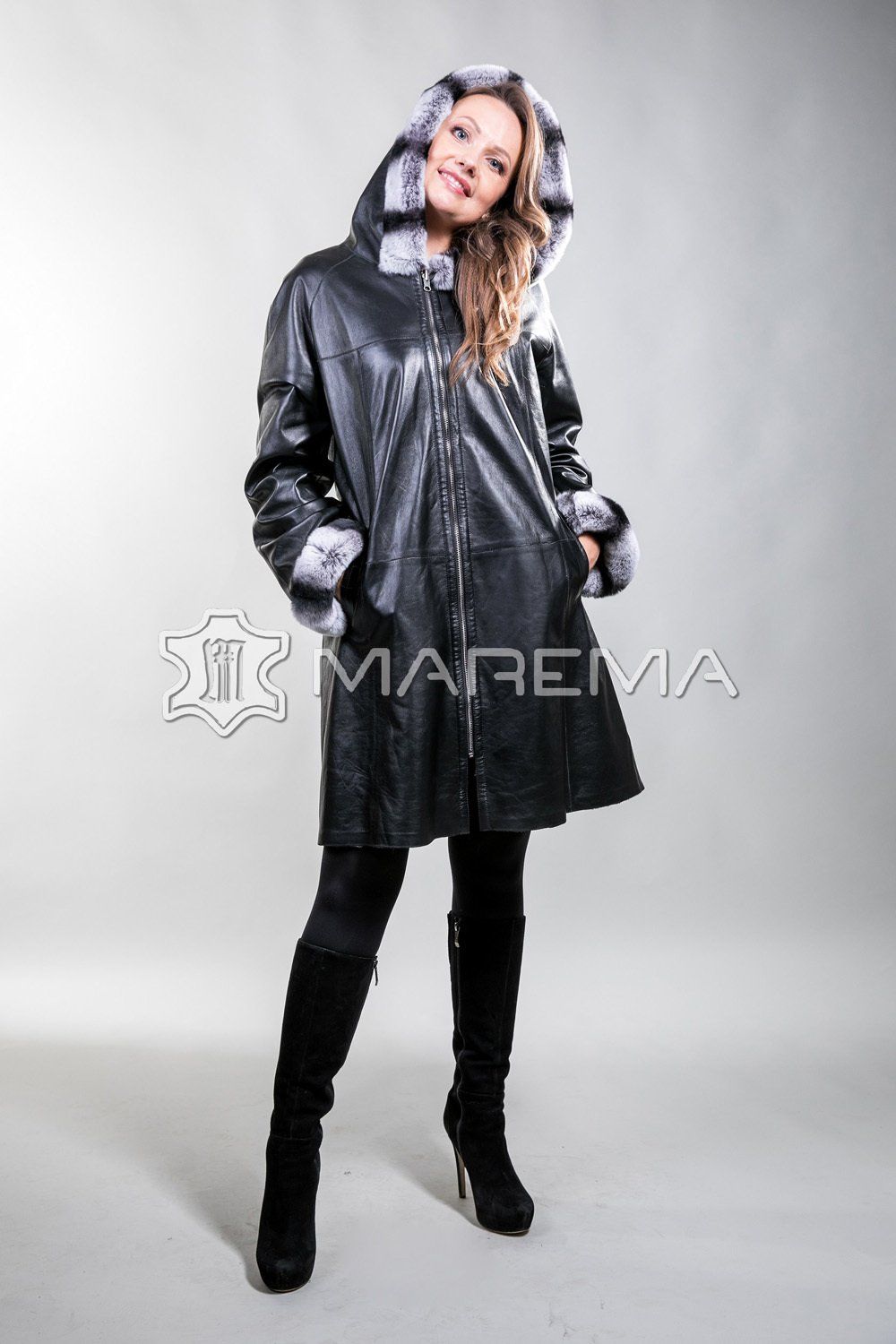 Женщина в кожаной одежде