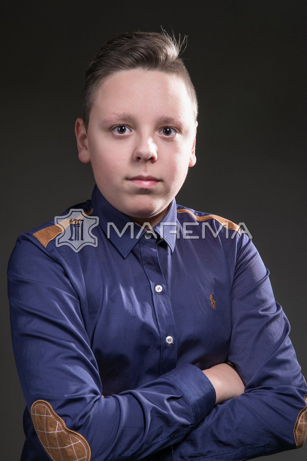 Vyras dėvintis odinį drabužį