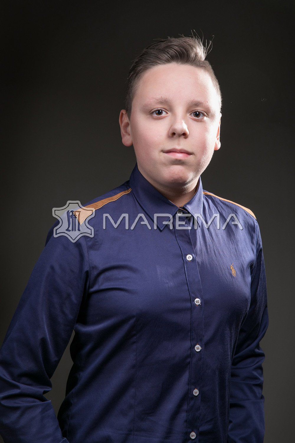 Vyras dėvintis odinį drabužį