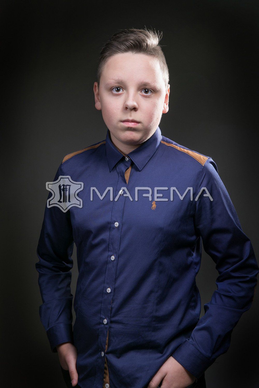 Vyras dėvintis odinį drabužį