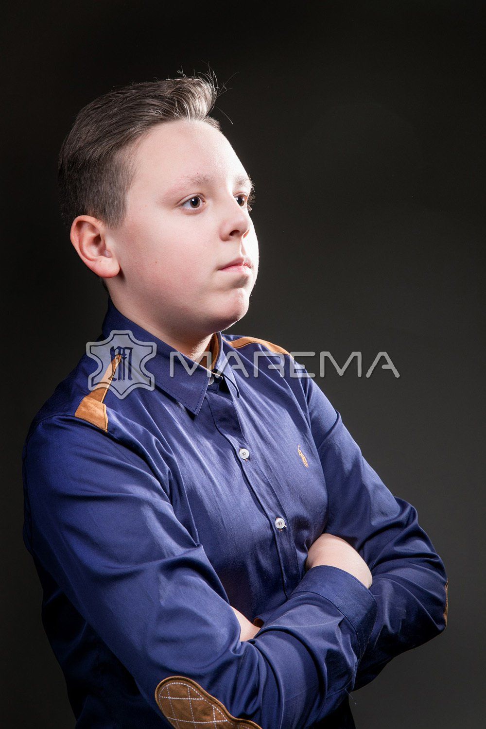 Vyras dėvintis odinį drabužį