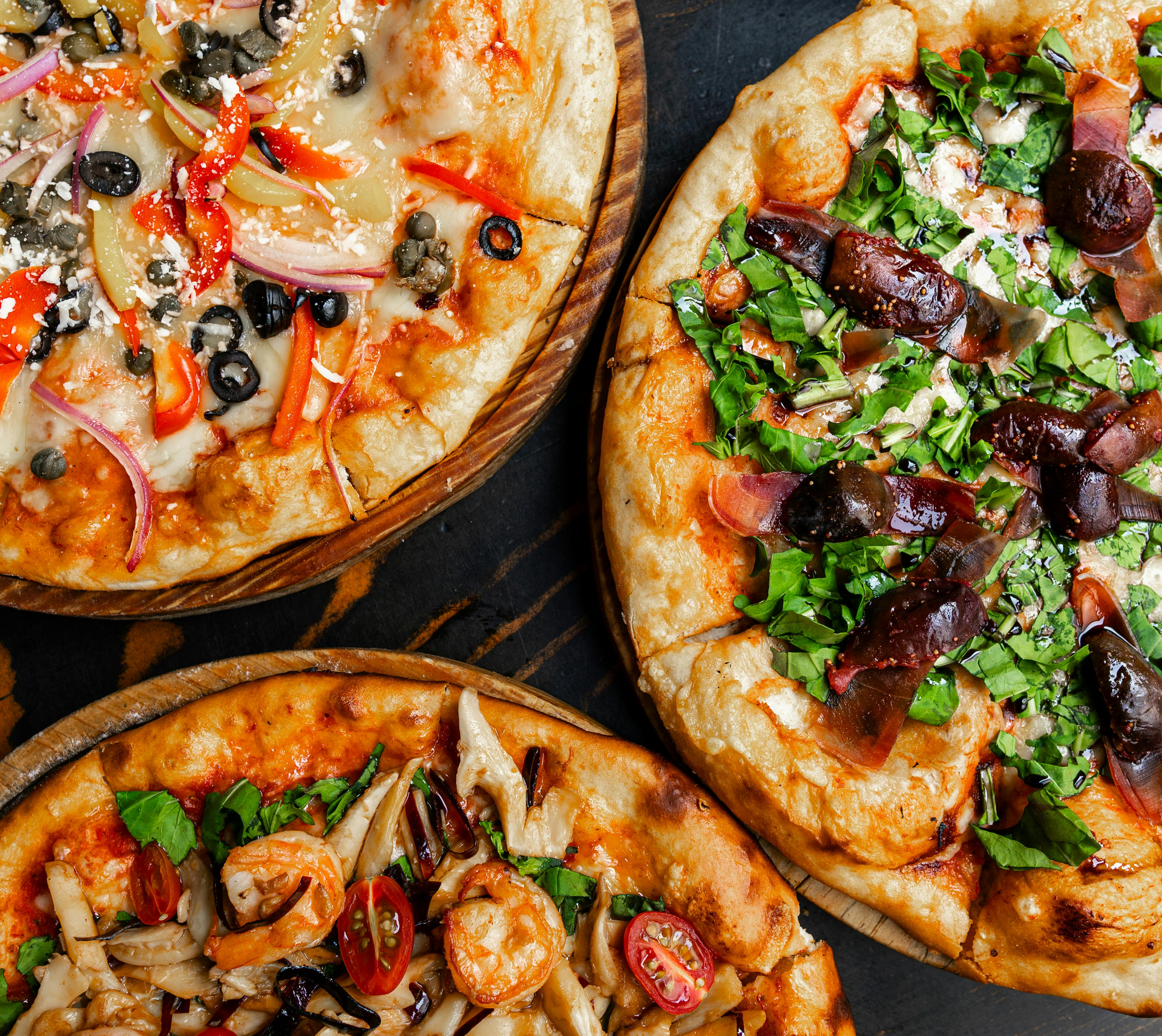Restaurant interior: dark gray walls, tables set with glassware, decorative lanterns, modern chandeliers.
