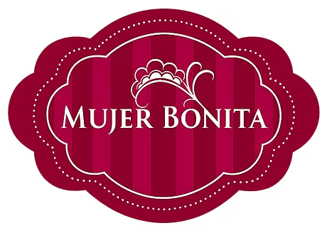 Logotipo de Mujer Bonita en color burdeos con marco ovalado decorativo y detalles florales blancos.
