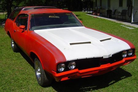 1970 Oldsmobile Vista Cruiser red and white
