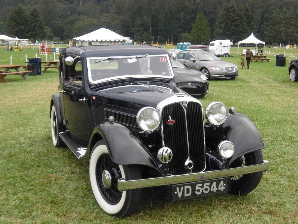 A black car with a license plate that says vd5544