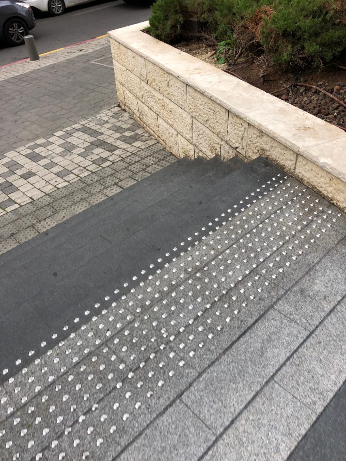מסמרות נירוסטה מותקנות כמשטח אזהרה בראש מדרגות חוץ