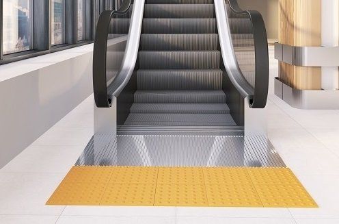 משטח אזהרה לפני מדרגות נעות