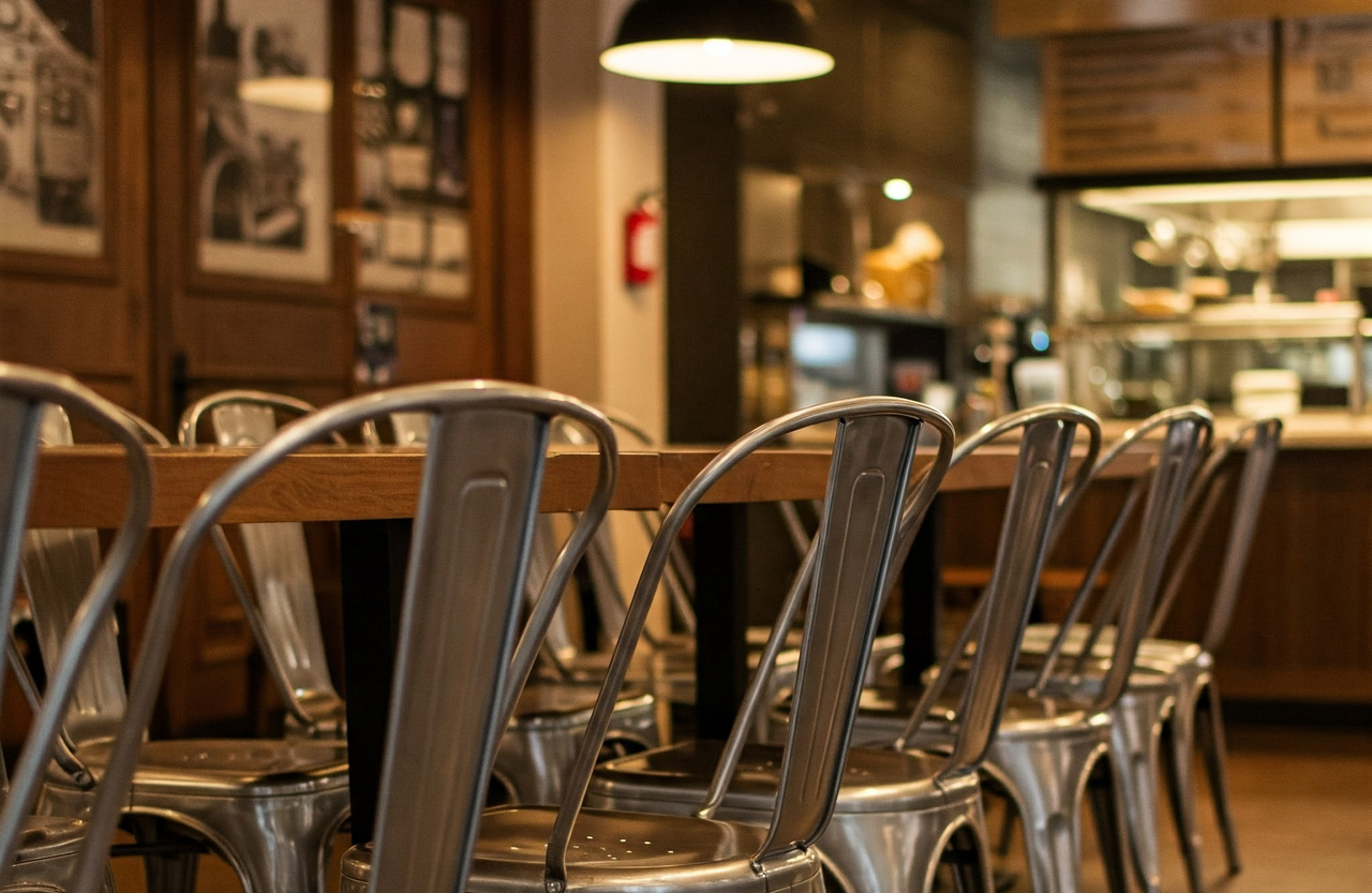 bangku besi di restoran