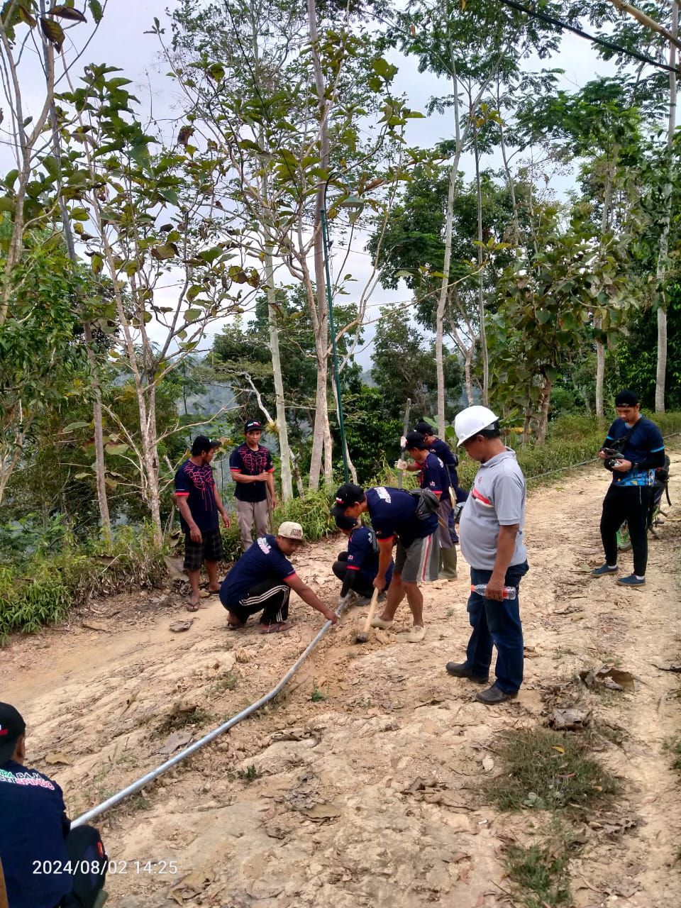 Pemasangan Pipa untuk Saluran Air di Desa Petungsinarang, Dusun Ketro, Pacitan, Rabu (07/08/2024)