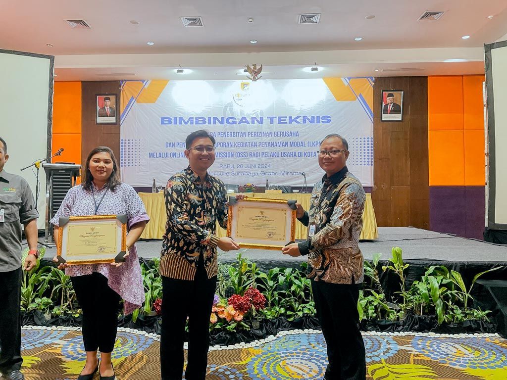 Penerimaan penghargaan sebagai perusahaan dengan capaian realisasi investasi tertinggi di Surabaya