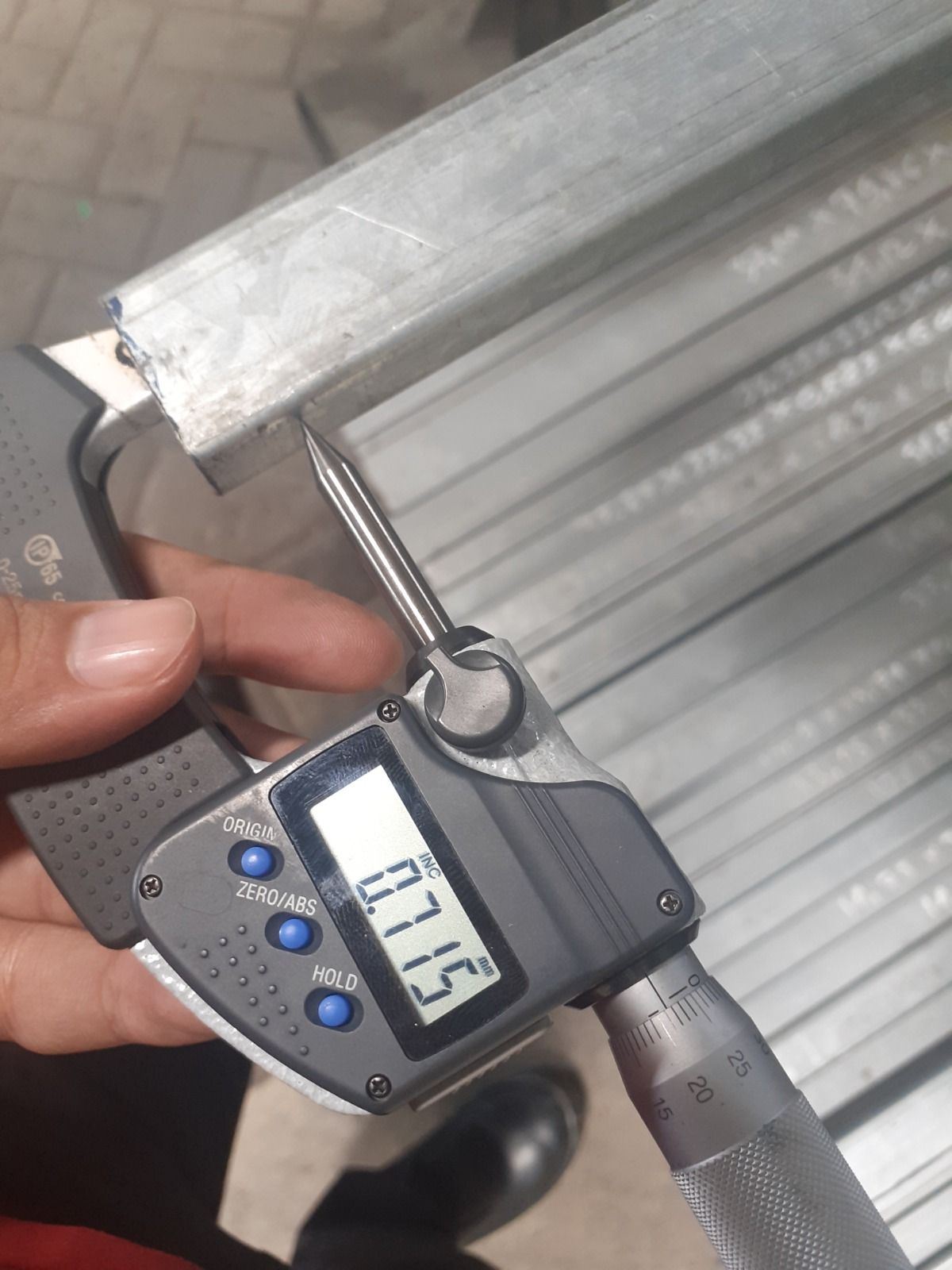 Uji ketebalan pipa hollow kompetitor