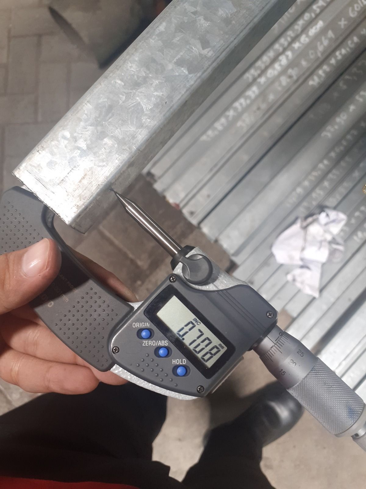 Uji ketebalan pipa hollow kompetitor