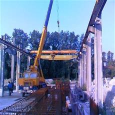 gru mentre solleva alcuni materiali edili