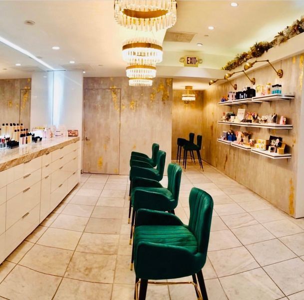 A room with green chairs and a sign that says exit