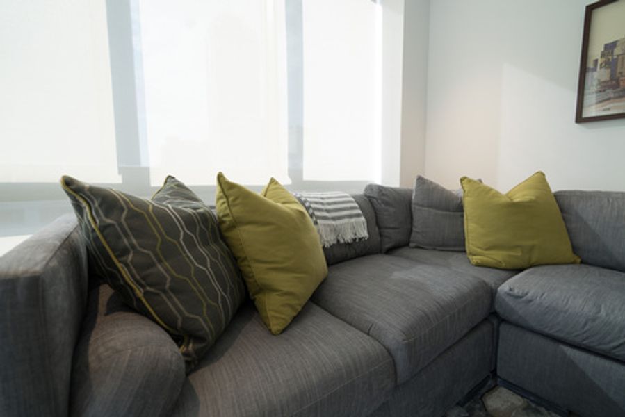 There are many pillows on the couch in the living room