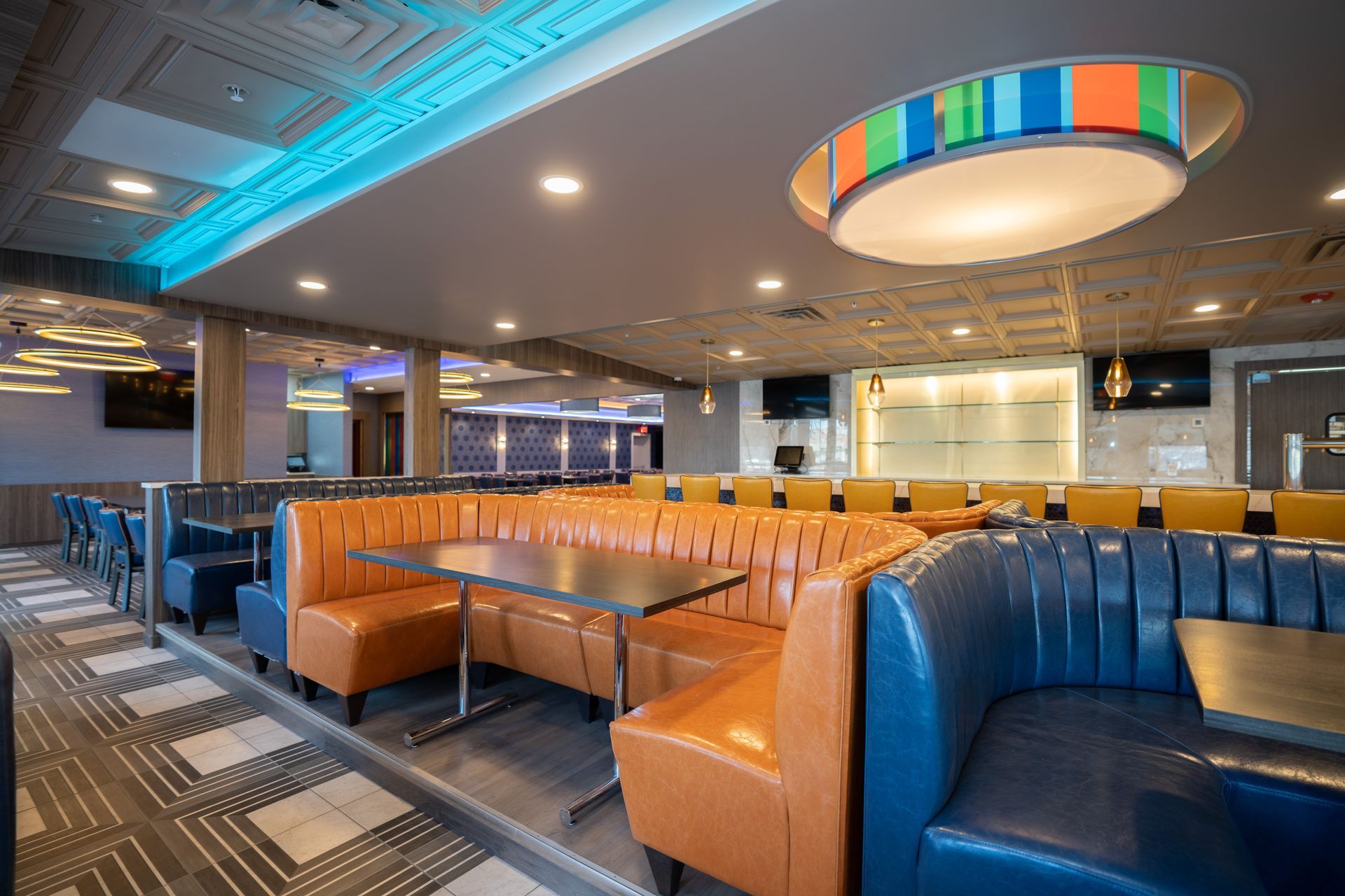 A restaurant with a lot of booths and tables.