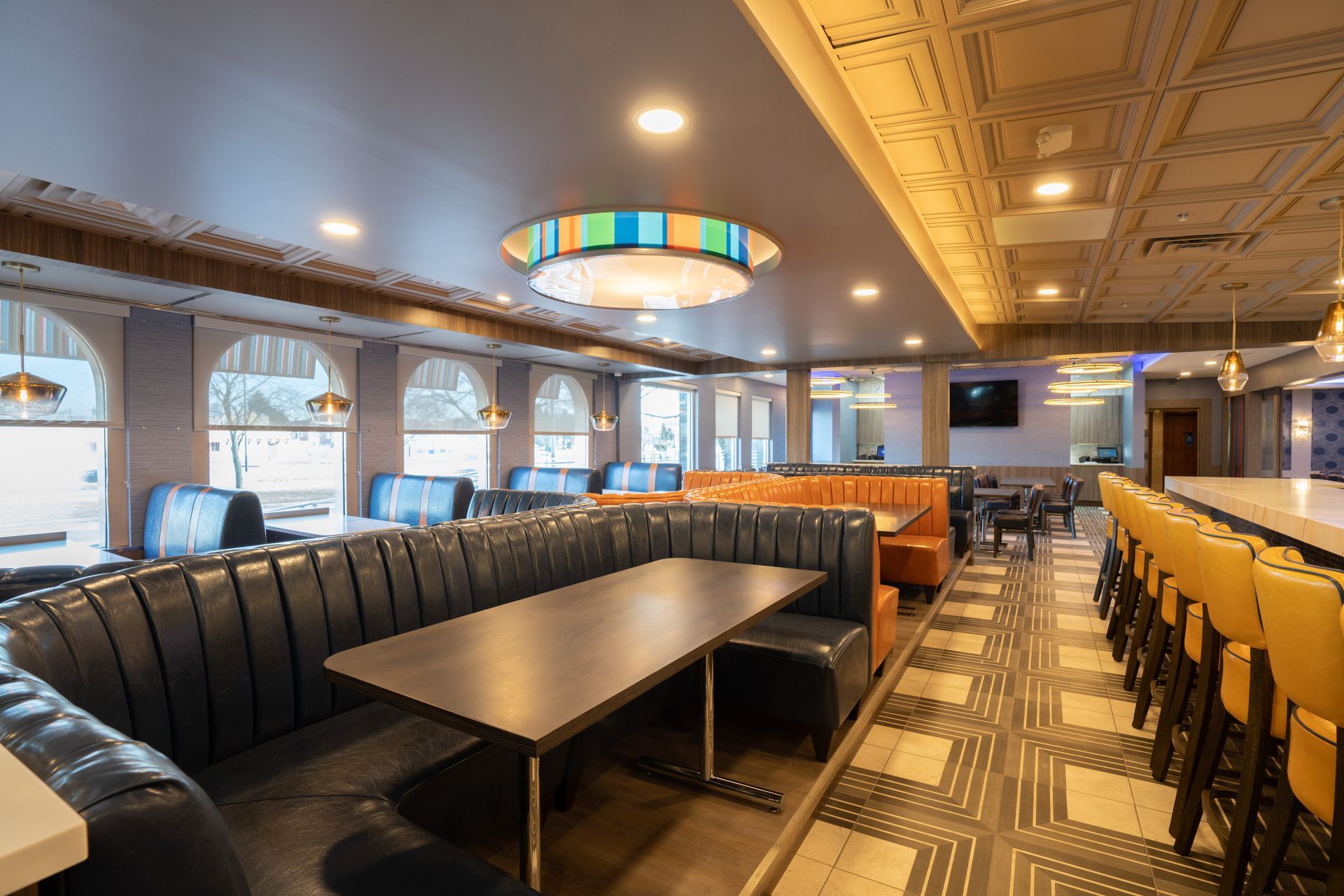 A large room with tables and chairs in a restaurant.