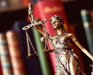 Figure of lady justice - Comprehensive legal service in Klamath, OR