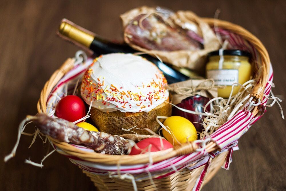 A Wicker Basket Filled With Food And A Bottle Of Wine — Café and Restaurant in Whitsundays, QLD