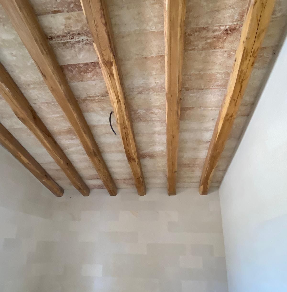 Un'auto nera con una targa che dice eb 821xh