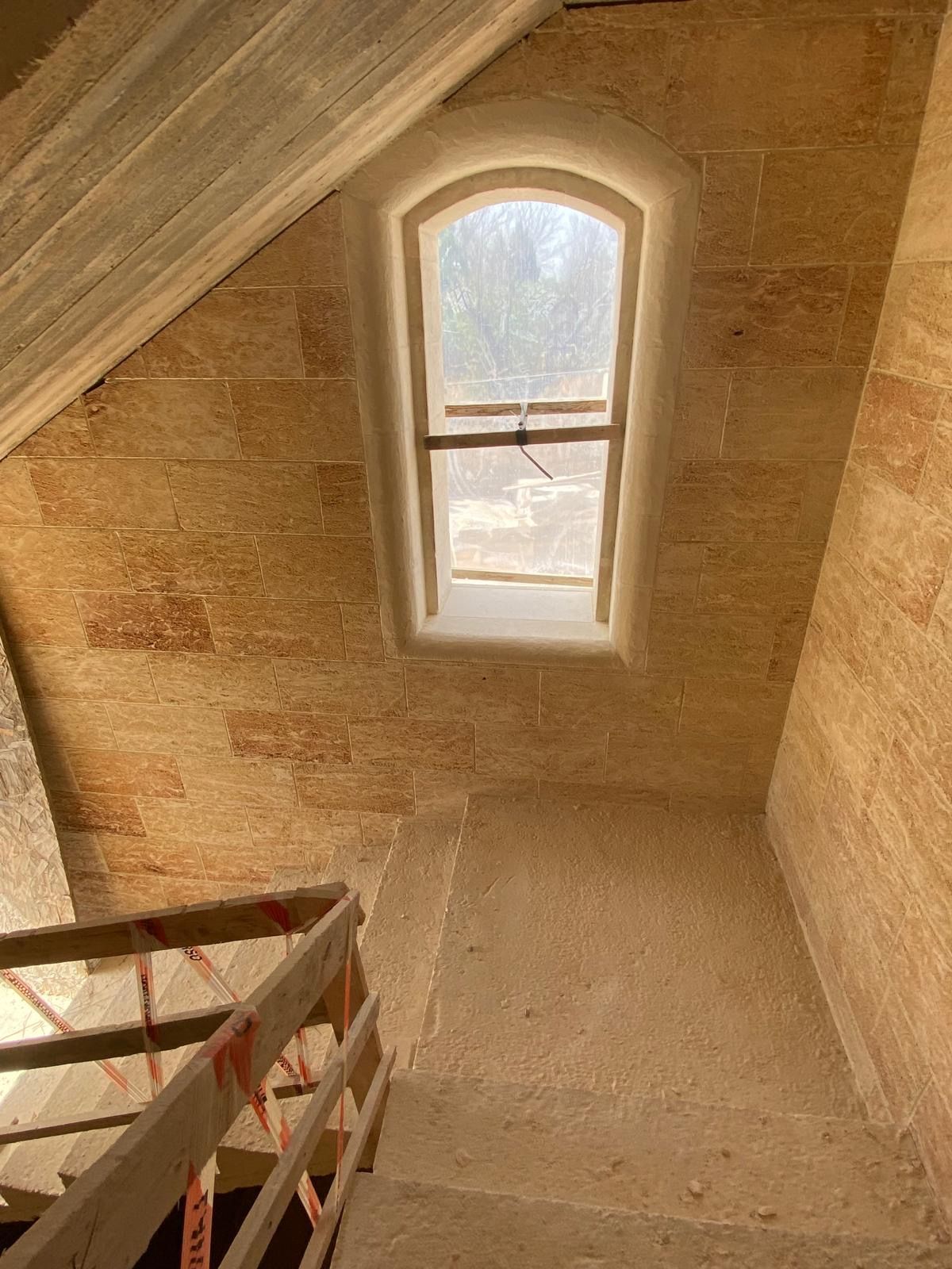 Una scala con una finestra al centro.