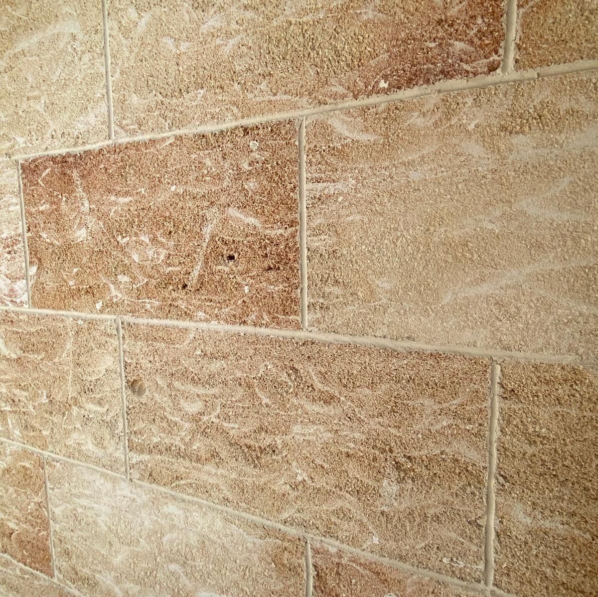 Un'auto nera con una targa che dice eb 821xh